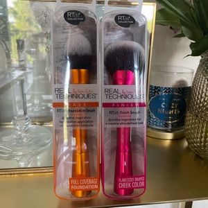 Set of 2 brand new makeup brushes (foundation and finish)